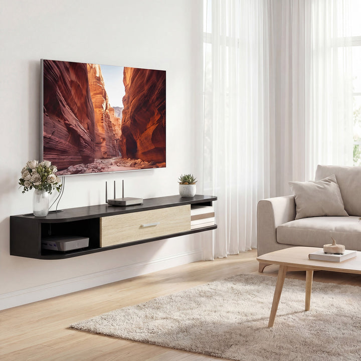 Téléviseur fixé au mur au-dessus d'un meuble TV suspendu noir et chêne