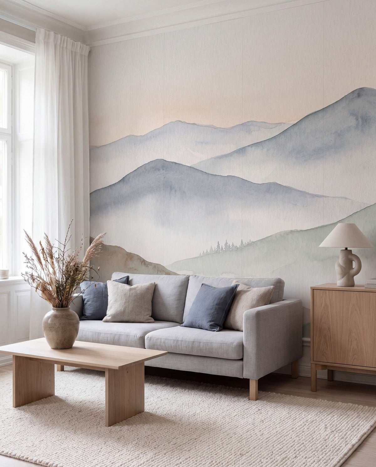 Papier peint panoramique Montagnes dans la brume derrière un canapé