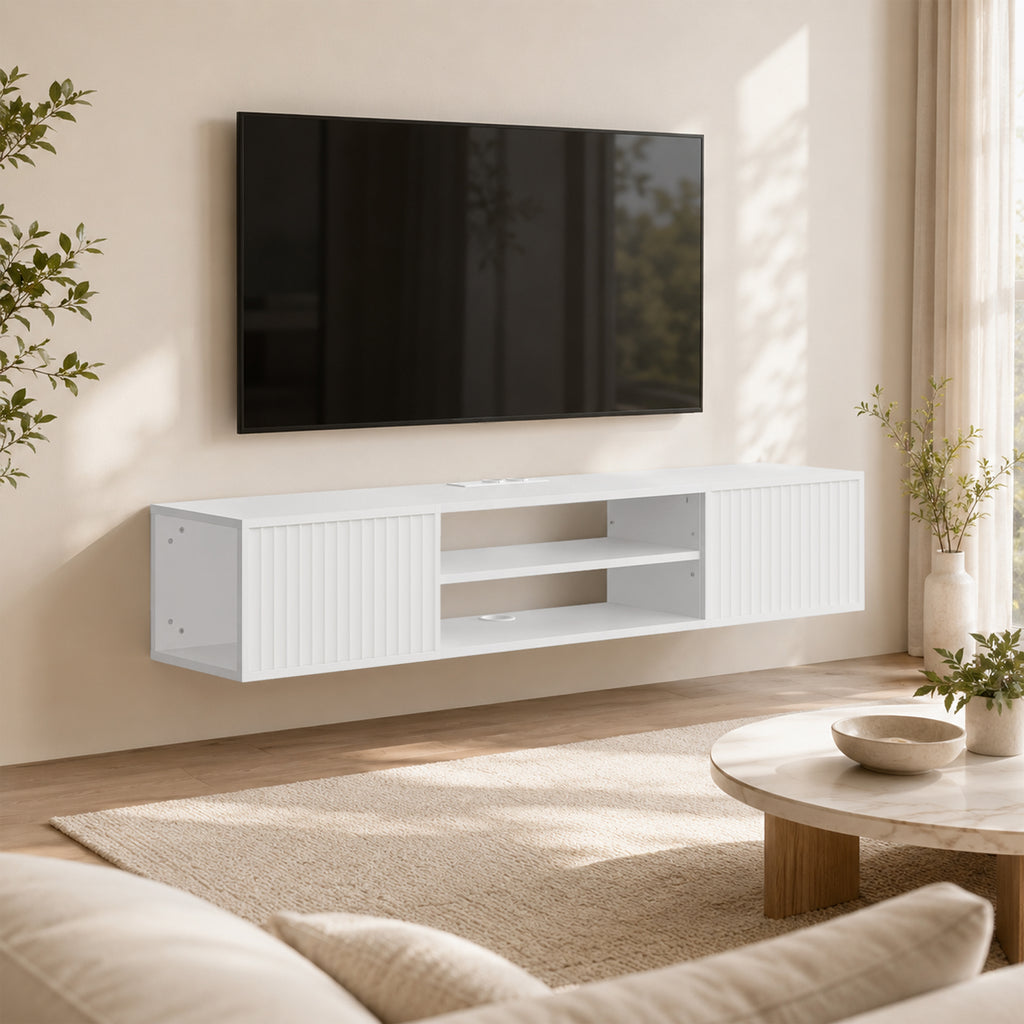 Meuble TV suspendu 140 cm blanc cannelé sous un téléviseur, dans un salon
