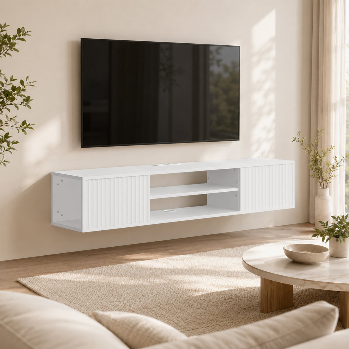 Meuble TV suspendu 140 cm blanc cannelé sous un téléviseur, dans un salon