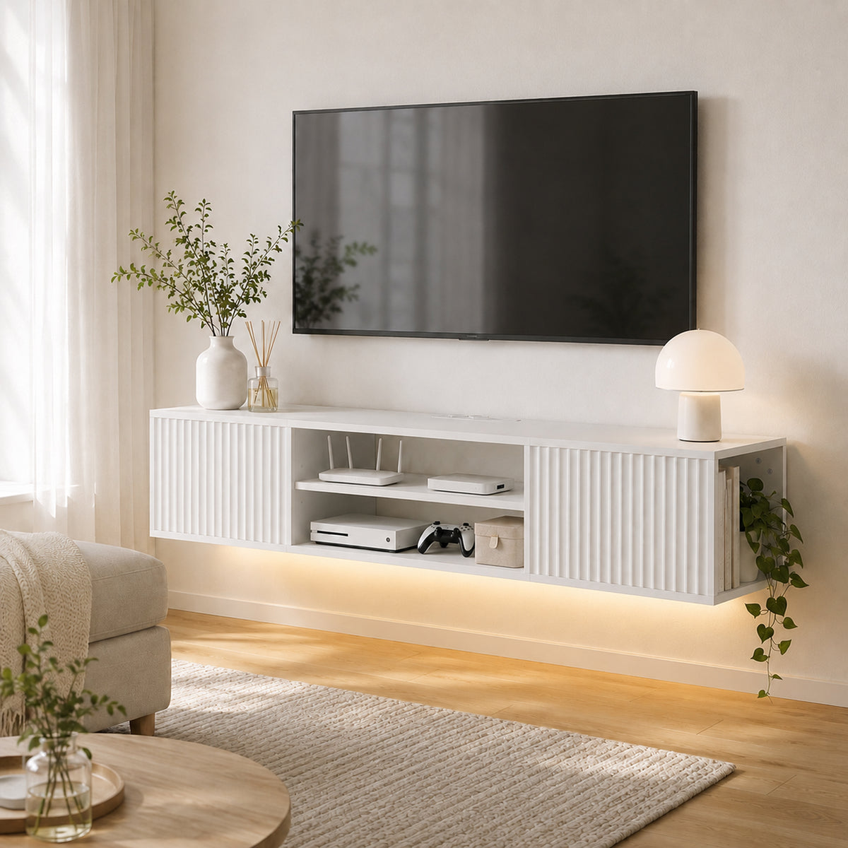 Meuble TV suspendu blanc cannelé éclairé, console et box dans la niche