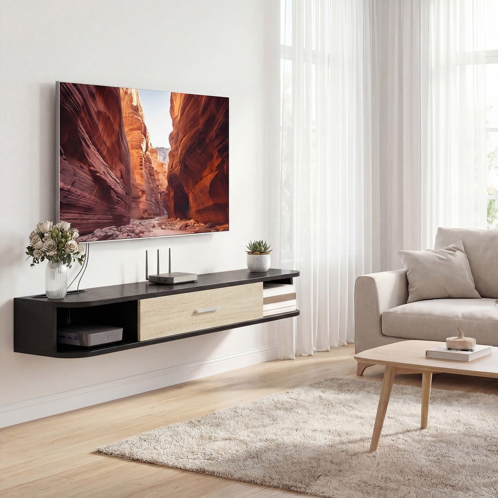 Meuble TV suspendu 120 cm noir et chêne clair sous un téléviseur, dans un salon