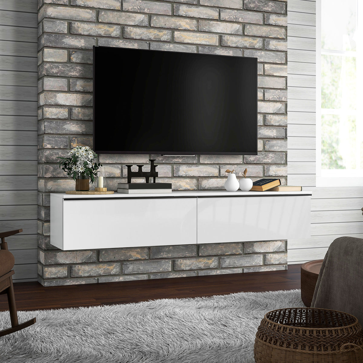 Meuble TV suspendu 160 cm blanc brillant sous un téléviseur, mur de briques