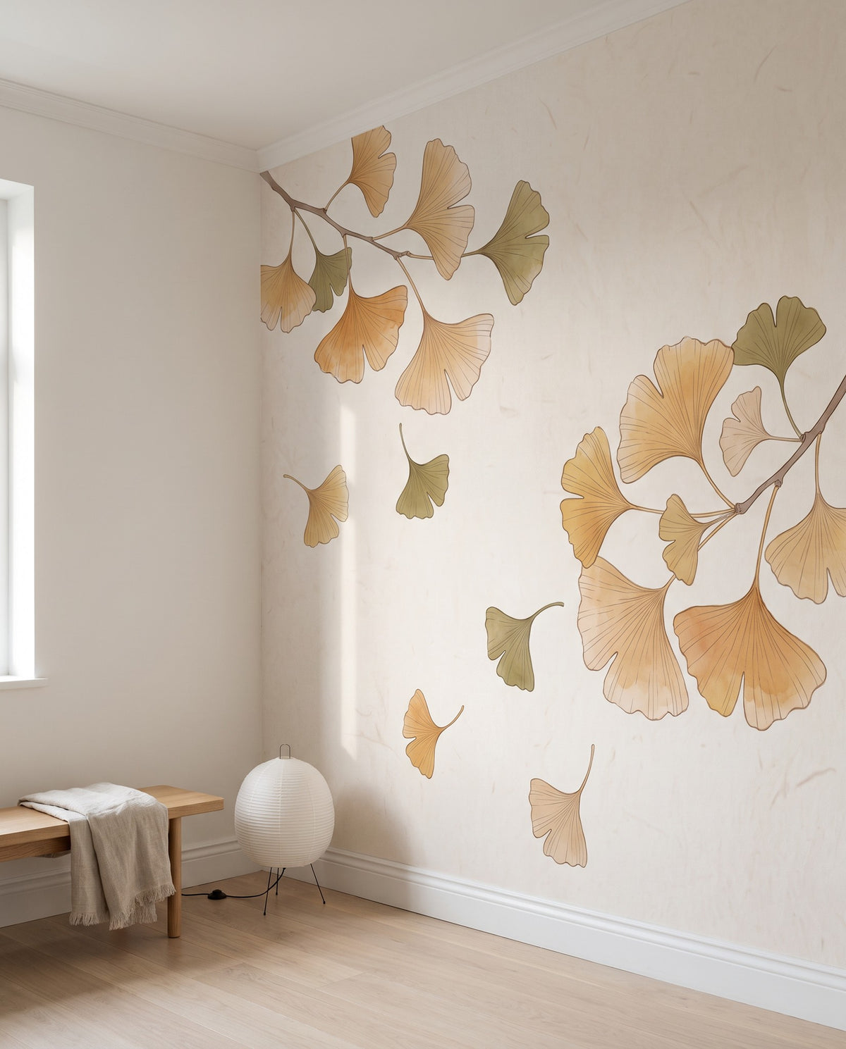 Papier peint Ginkgo vu en biais jusqu'à l'angle d'une chambre, le dessin continu d'un lé à l'autre