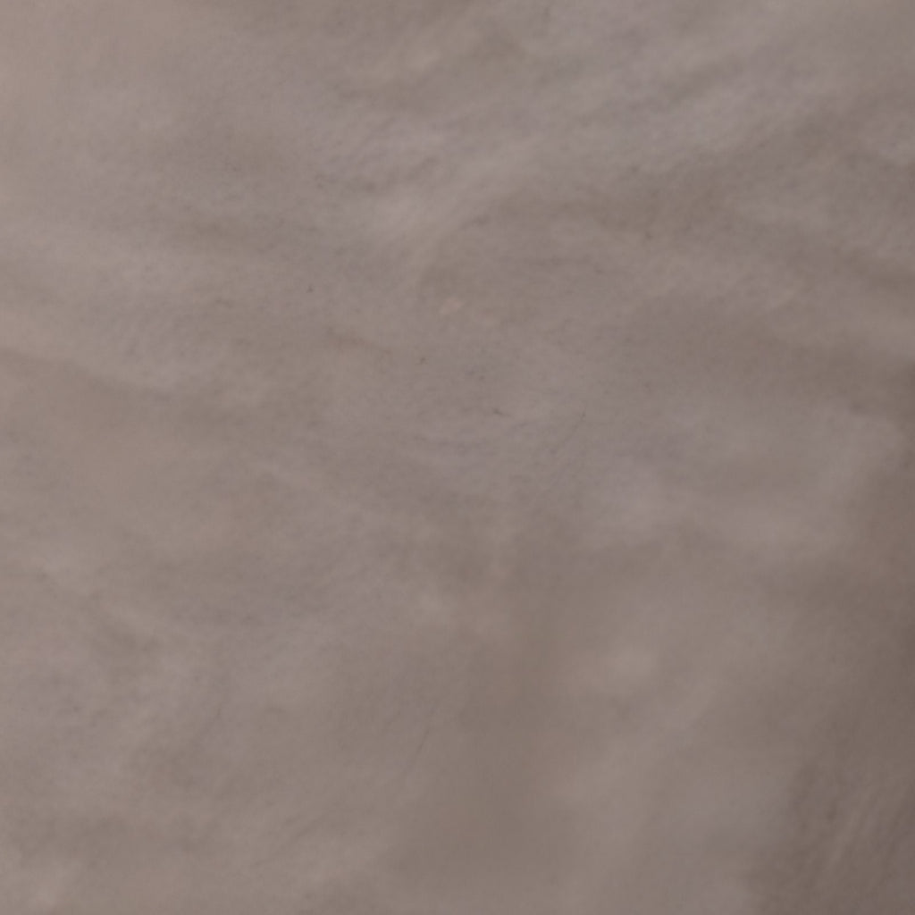 Gros plan sur le motif Matière minérale taupe, environ 20 cm de large
