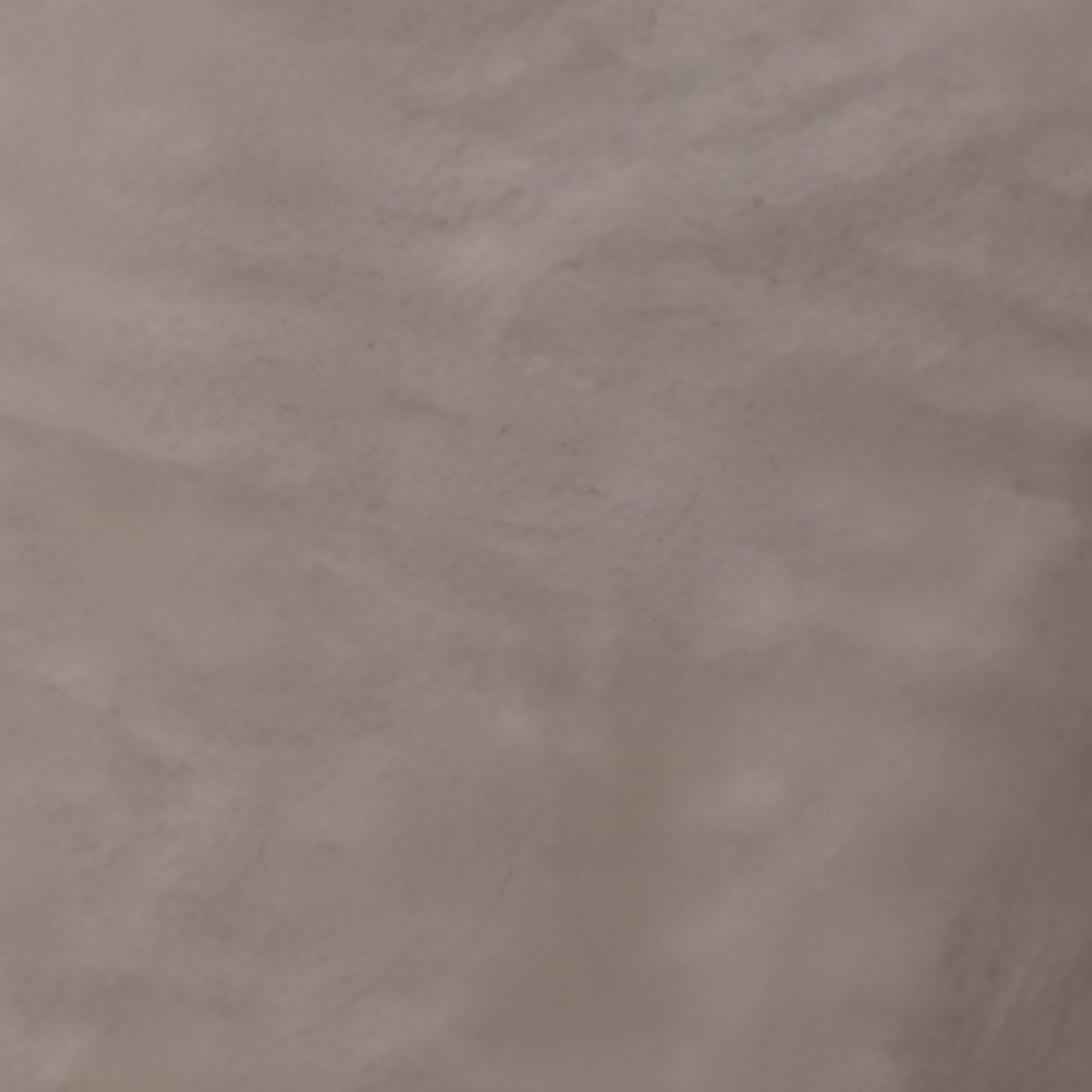 Gros plan sur le motif Matière minérale taupe, environ 20 cm de large