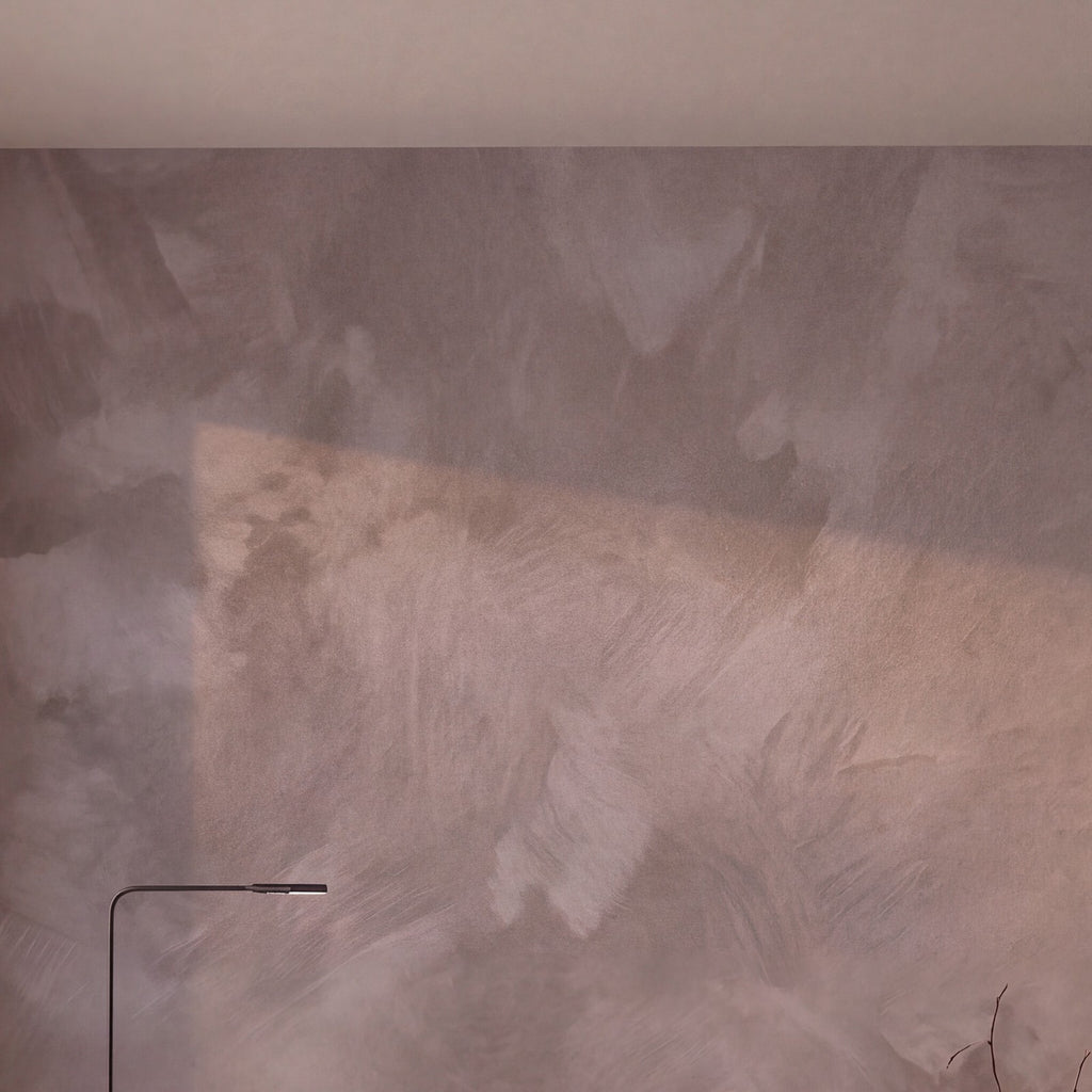 Papier peint Matière minérale taupe posé, vu de plus près