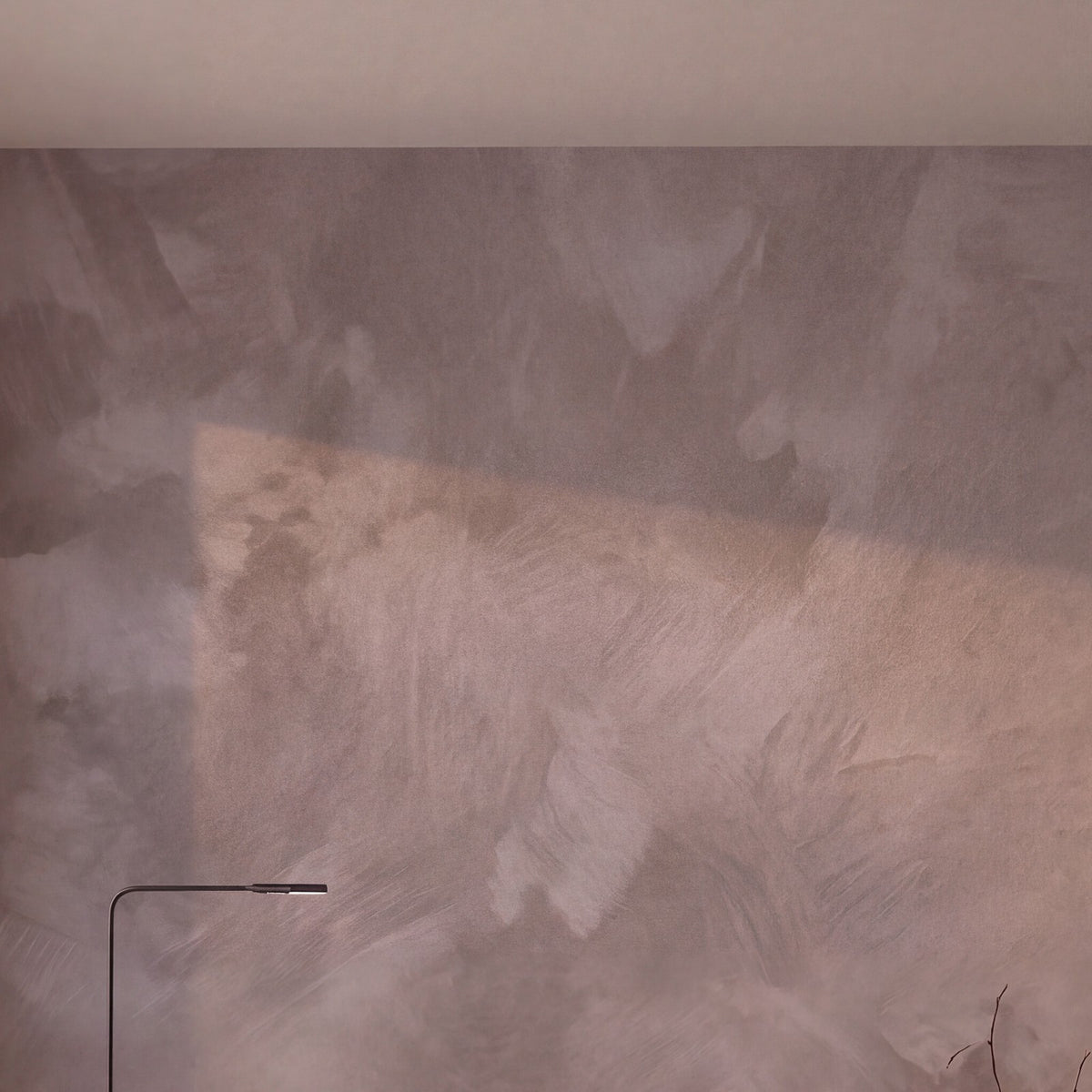 Papier peint Matière minérale taupe posé, vu de plus près