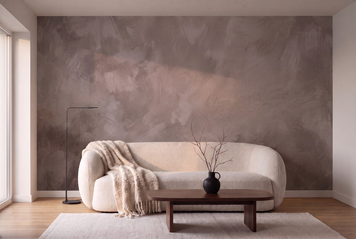 Papier peint panoramique Matière minérale taupe posé sur tout le mur d'un salon, vue de la pièce entière