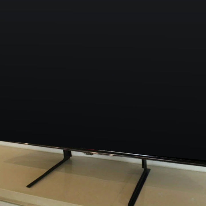Téléviseur posé sur le socle de table universel, écran éteint