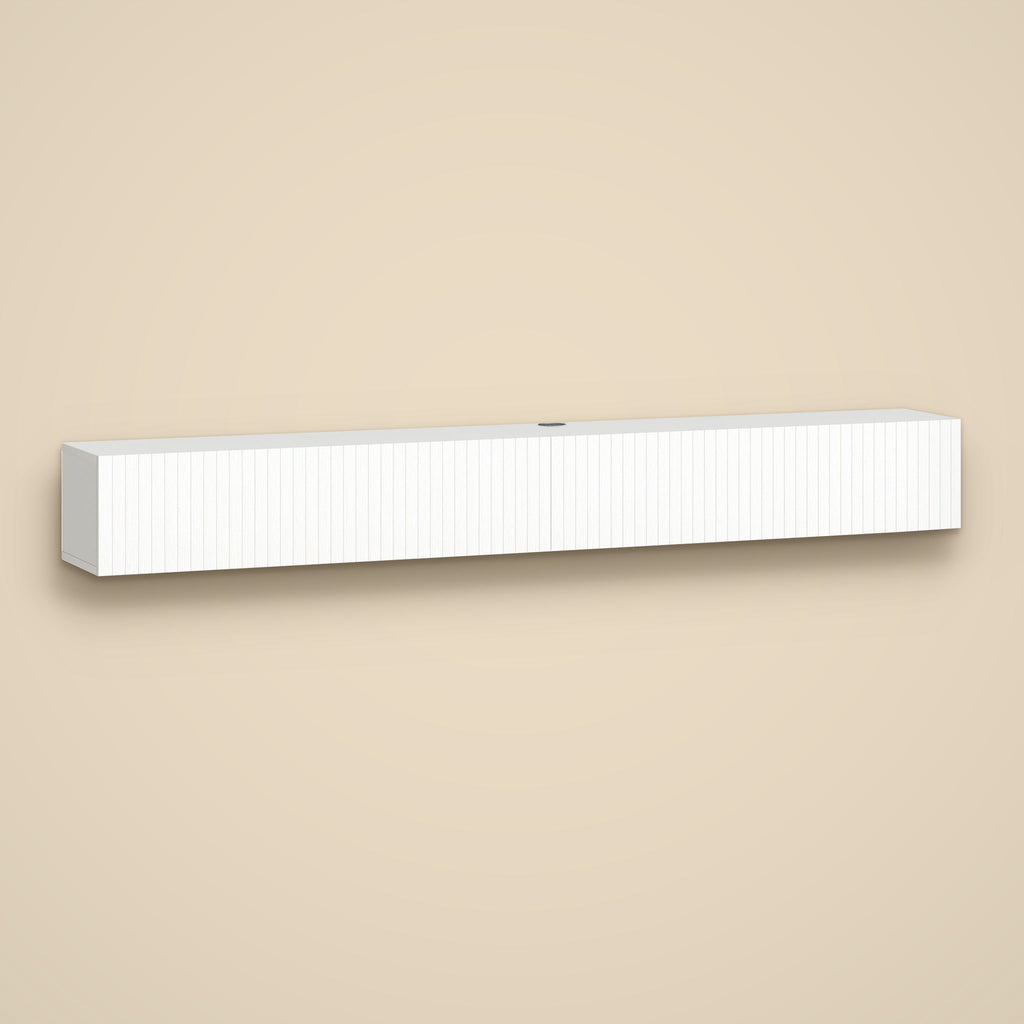 Meuble TV suspendu 180 cm blanc cannelé, 2 abattants et passe-câbles, sur fond beige