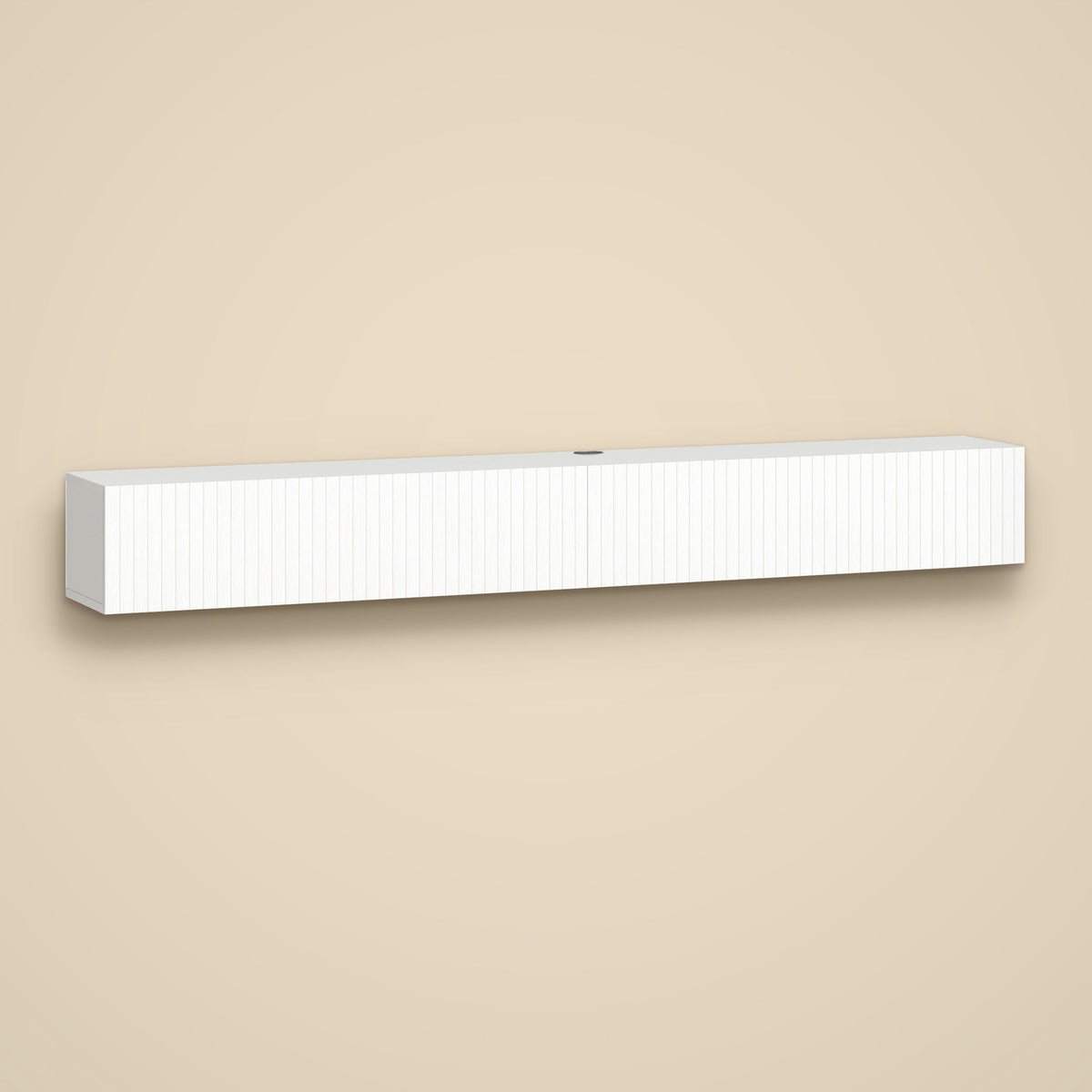 Meuble TV suspendu 180 cm blanc cannelé, 2 abattants et passe-câbles, sur fond beige