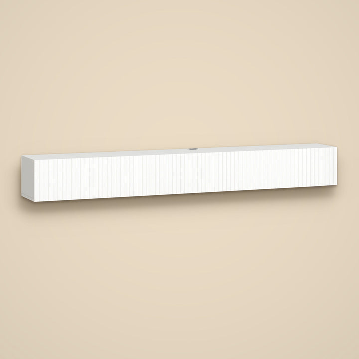 Meuble TV suspendu 180 cm blanc cannelé, 2 abattants et passe-câbles, sur fond beige
