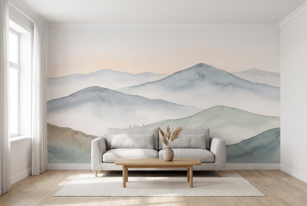 Papier peint panoramique Montagnes dans la brume posé sur tout le mur d'un salon, vue de la pièce entière
