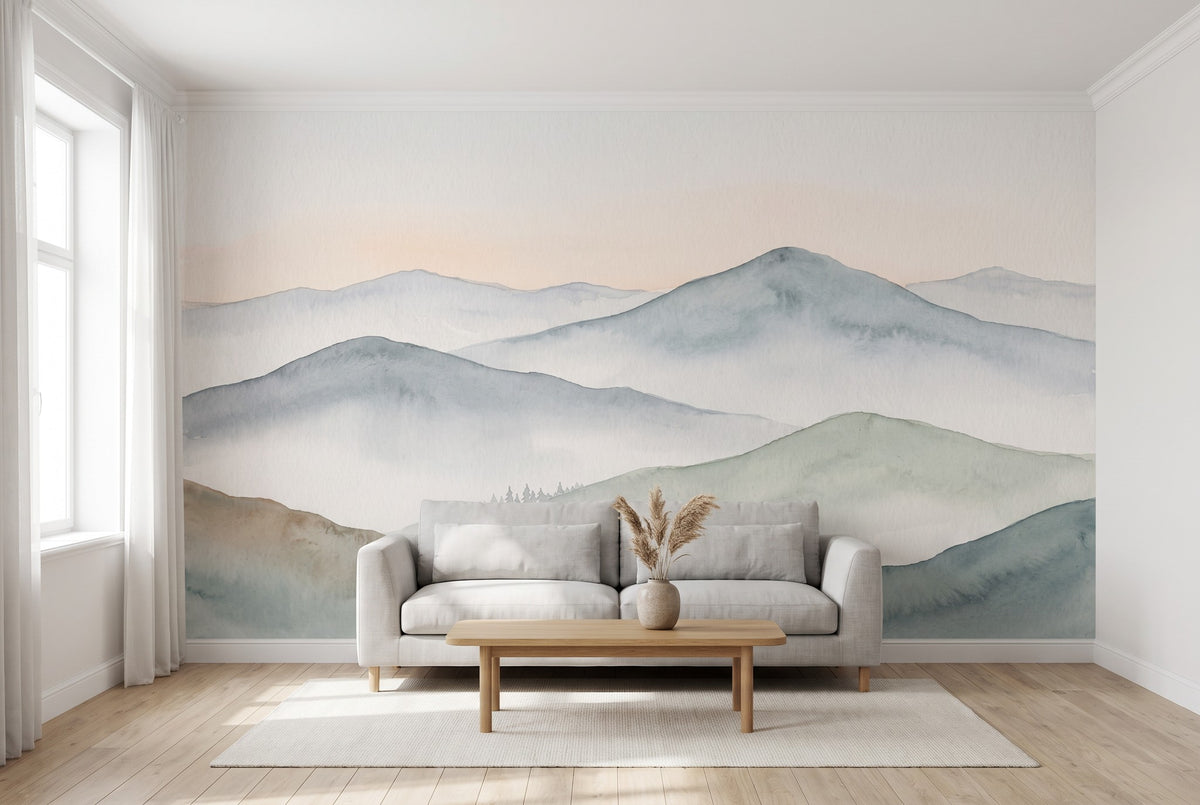 Papier peint panoramique Montagnes dans la brume posé sur tout le mur d'un salon, vue de la pièce entière