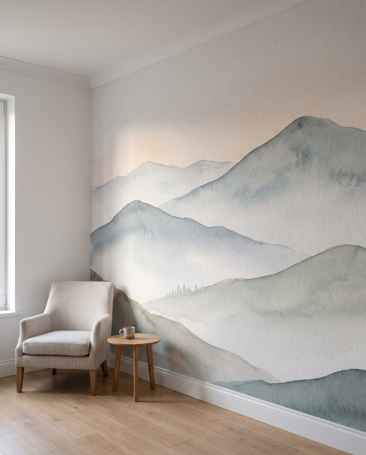 Papier peint Montagnes dans la brume vu en biais jusqu'à l'angle d'un salon, le dessin continu d'un lé à l'autre