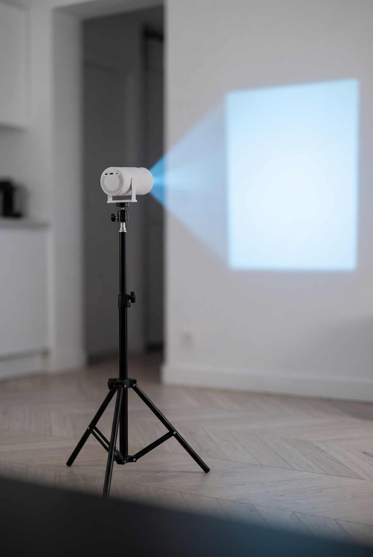 Vidéoprojecteur monté sur un trépied noir réglable dans un salon