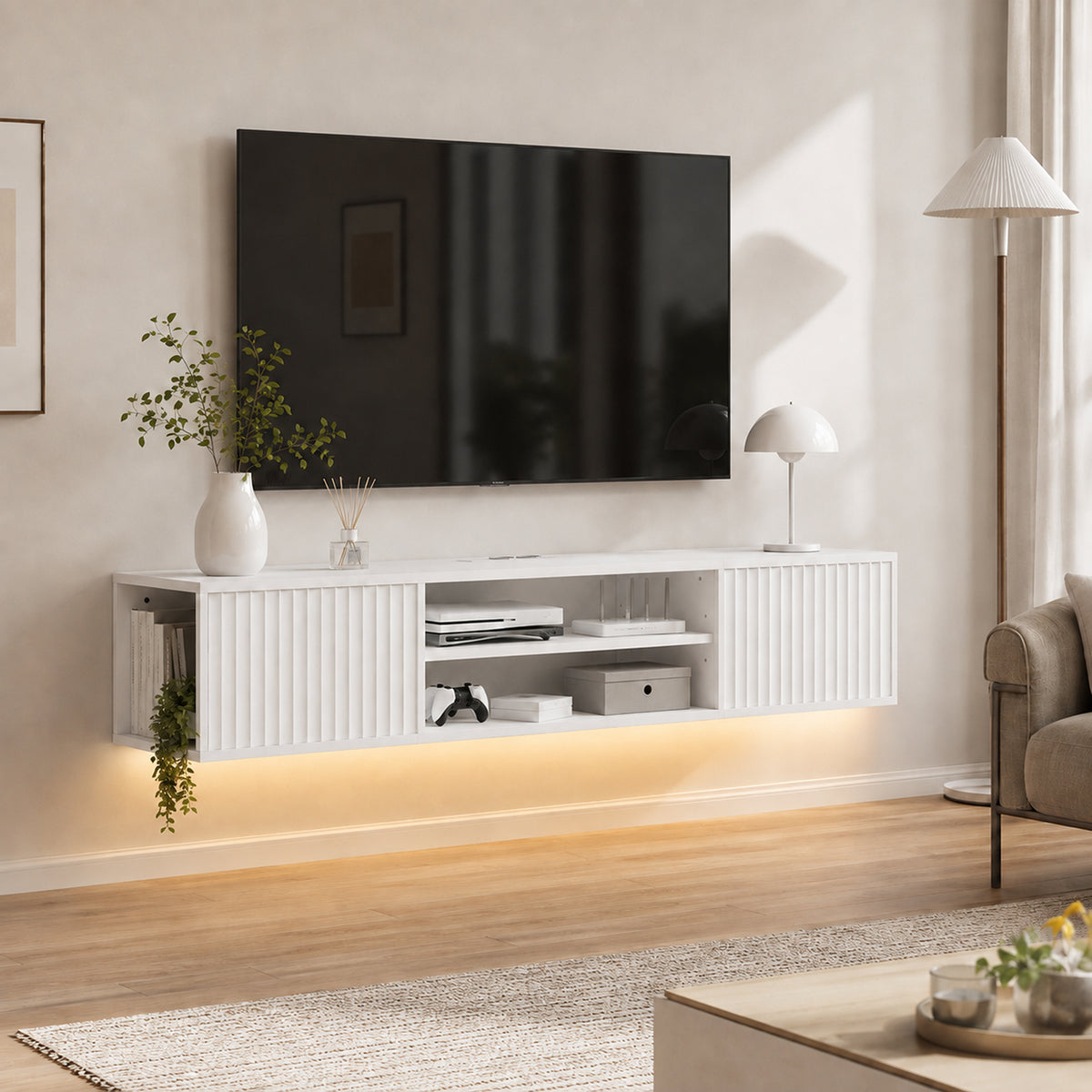 Meuble TV suspendu blanc cannelé éclairé par son ruban LED