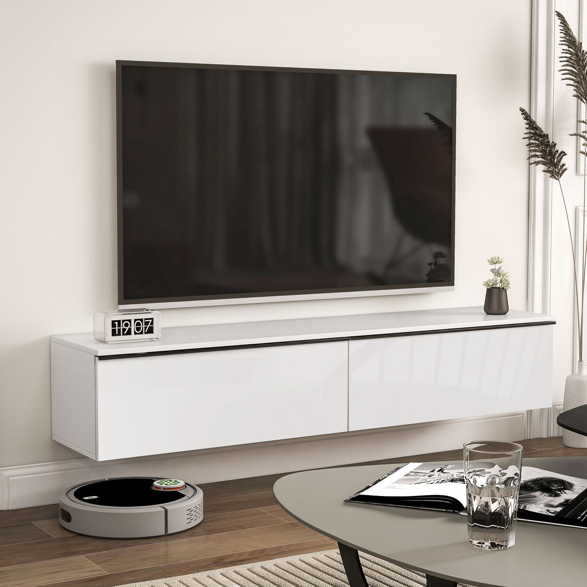 Meuble TV suspendu blanc brillant dans un salon